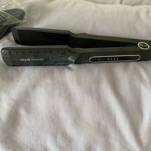 Black straightener w stand